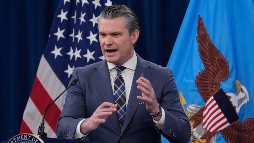 El secretario de Defensa, Pete Hegseth, habla con miembros de los medios durante una rueda de prensa en el Pentágono en Washington, el jueves 19 de marzo de 2026.