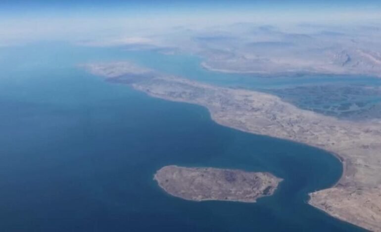 Jamenei dice que estrecho de Ormuz debe cerrarse; Trump asegura que «acabará con el régimen iraní»