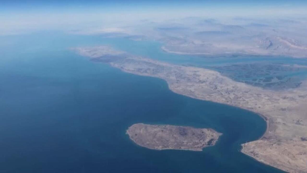 Jamenei dice que estrecho de Ormuz debe cerrarse; Trump asegura que «acabará con el régimen iraní»