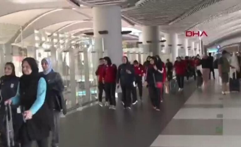 Jugadoras de selección iraní de fútbol regresan a Teherán tras polémica por no cantar himno nacional