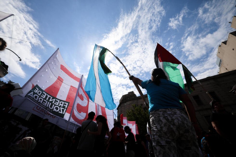Foto de archivo. Personas se manifiestan contra la reforma laboral propuesta por el Gobierno de Javier Milei, este jueves, en Buenos Aires (Argentina).