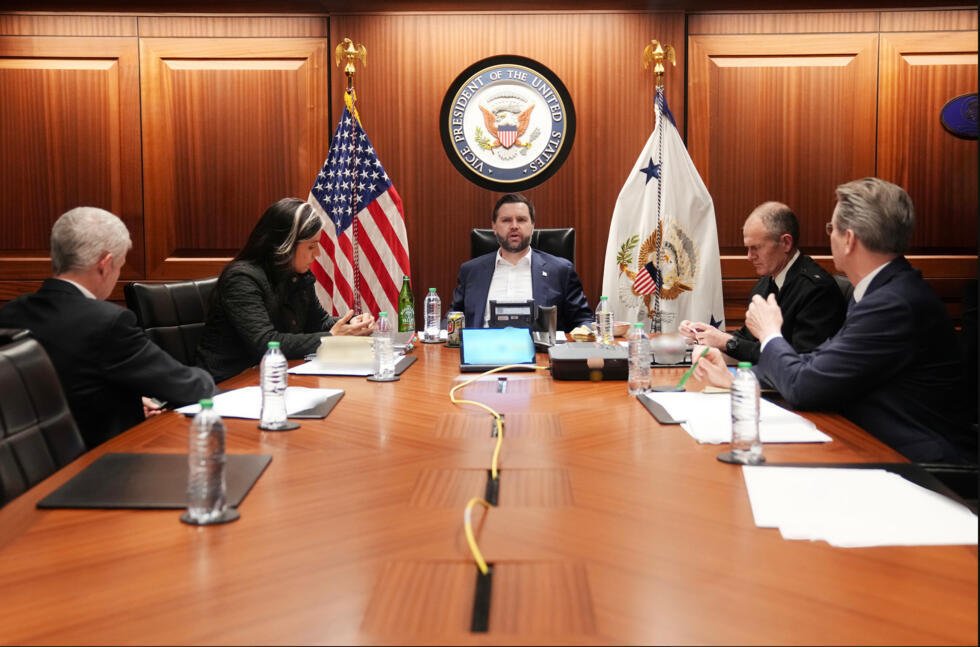 Imagen publicada por la Casa Blanca que muestra al vicepresidente de Estados Unidos, J.D. Vance (centro), a la directora de Inteligencia Nacional, Tulsi Gabbard (segunda desde la izquierda), y al secretario del Tesoro, Scott Bessent (derecha), en la Sala de Situaciones de la Casa Blanca en Washington, D.C., el 28 de febrero de 2026.