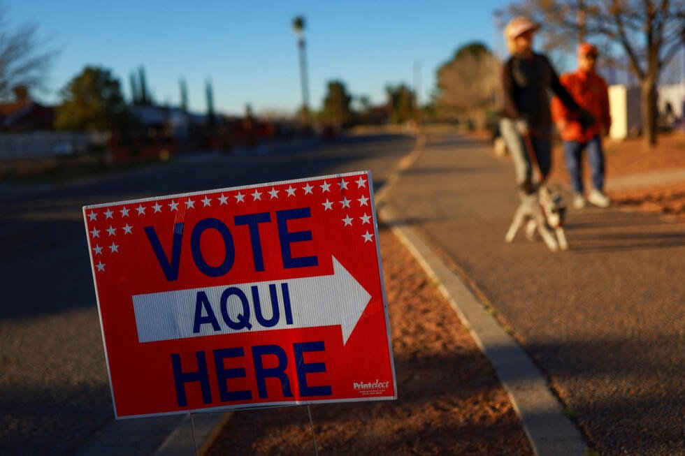 Un cartel de "Vote aquí" se exhibe afuera de un centro de votación durante una elección primaria para elegir candidatos para las elecciones intermedias de noviembre, en El Paso, Texas , EE. UU., el 3 de marzo de 2026.