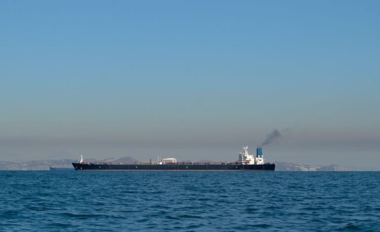 La guerra en Irán dispara el precio del petróleo; Trump decidirá hasta dónde llega