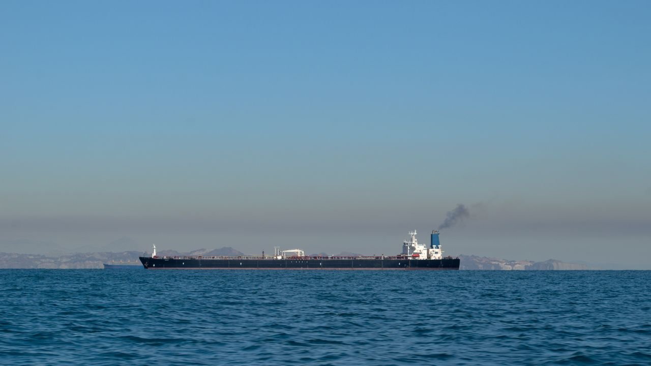 La guerra en Irán dispara el precio del petróleo; Trump decidirá hasta dónde llega