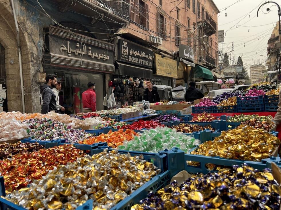 Des friandises de toutes les couleurs sur un étal.