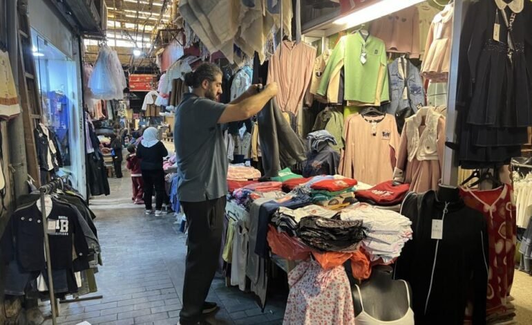 “La guerra es cara”: en medio de la arremetida israelí, los mercadillos de Líbano intentan resistir