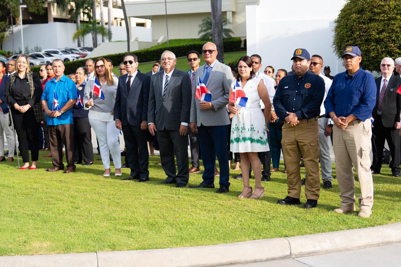 La Iglesia de Jesucristo honra símbolos en Mes de la Patria