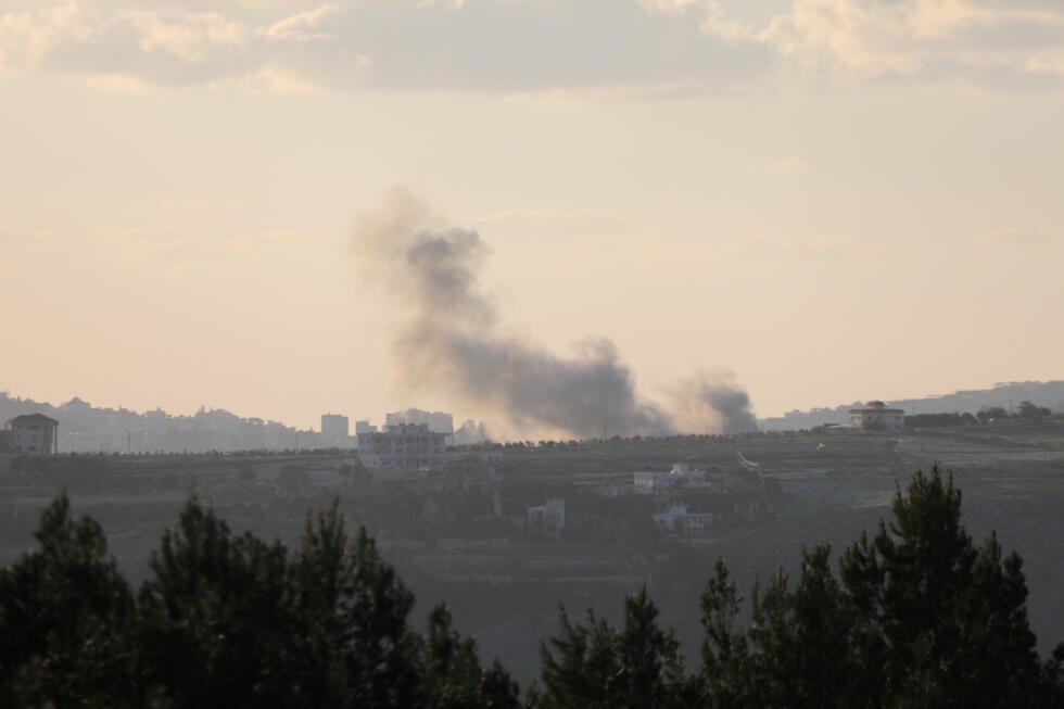 Des panaches de fumée vues de Marjayoun, au Liban, dimanche 8 mars 2026.