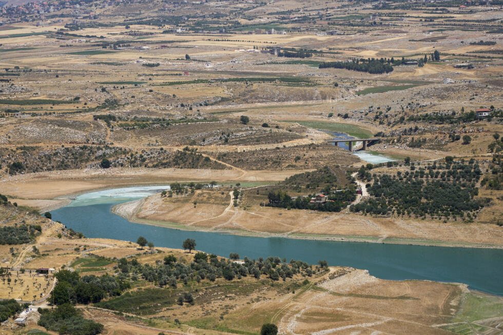 El muy contaminado río Litani fluye a través del pueblo de Saghbin, en el valle de la Bekaa, en el este del Líbano, el 20 de junio de 2021.