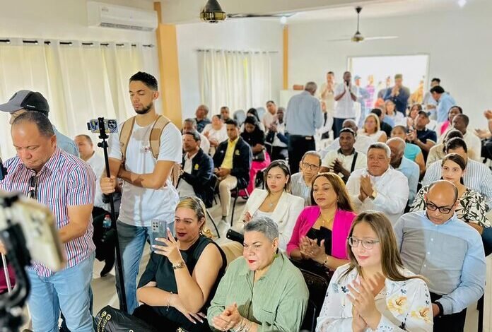 La Otra Banda honra a Pedro Richardson y designa la Sala Capitular con su nombre