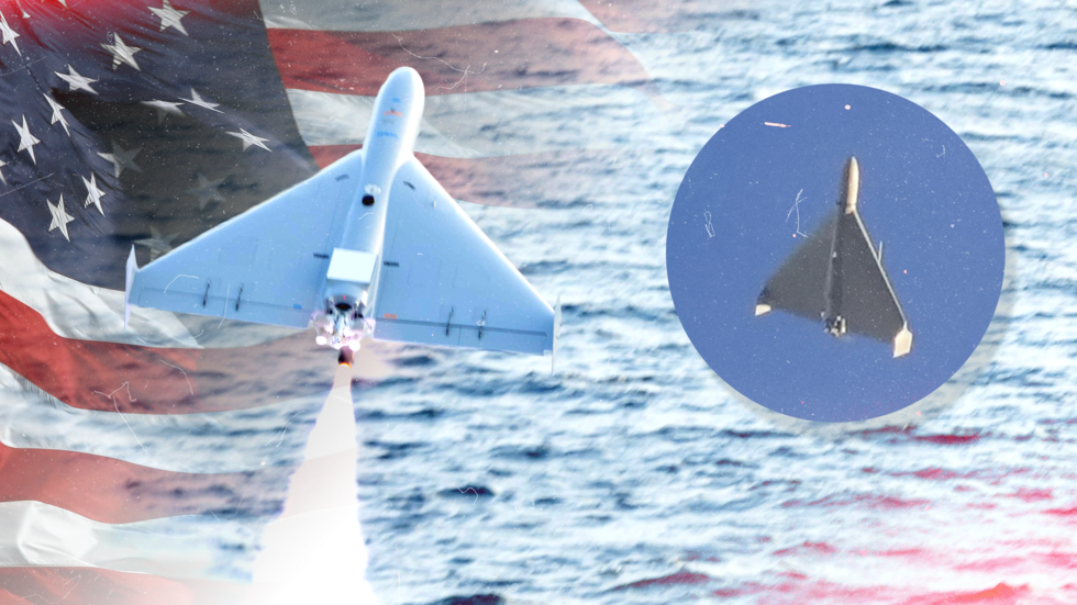 Le drone kamikaze LUCAS sur fond d'un drapeau américain. L'appareil a été utilisé dans les frappes contre l'Iran.