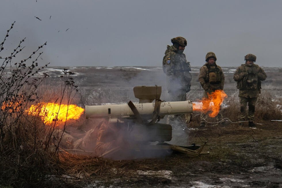 En esta foto proporcionada por el servicio de prensa de la 65.ª Brigada Mecanizada de Ucrania, soldados disparan un sistema de misiles antitanque durante un simulacro cerca de la línea del frente, en el lugar donde se libran intensos combates con las tropas rusas en la región de Zaporizhzhia, Ucrania, el domingo 4 de enero de 2026.