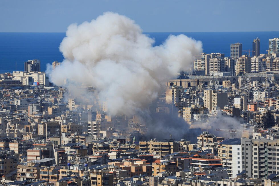 Columnas de humo se elevan tras un ataque israelí en los suburbios del sur de Beirut, tras una escalada entre Hezbolá e Israel en medio del conflicto entre Estados Unidos e Israel con Irán, Líbano, 9 de marzo de 2026.