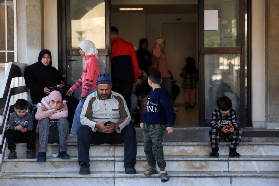 Personas desplazadas se reúnen en una escuela convertida en refugio, tras una escalada entre Hezbolá e Israel en medio del conflicto entre Estados Unidos e Israel con Irán, en Beirut, Líbano, el 3 de marzo de 2026.