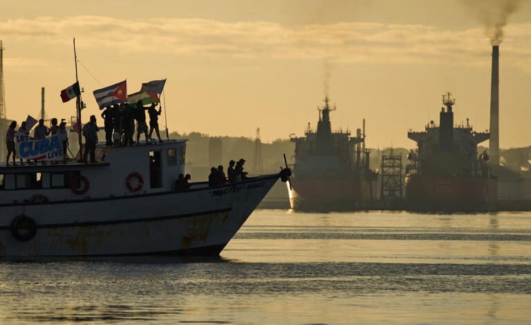 Llega a La Habana primer barco de flotilla ayuda internacional
