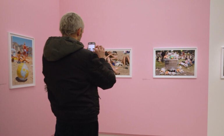 Llega a París la mirada ácida de Martin Parr: color, humor y crítica