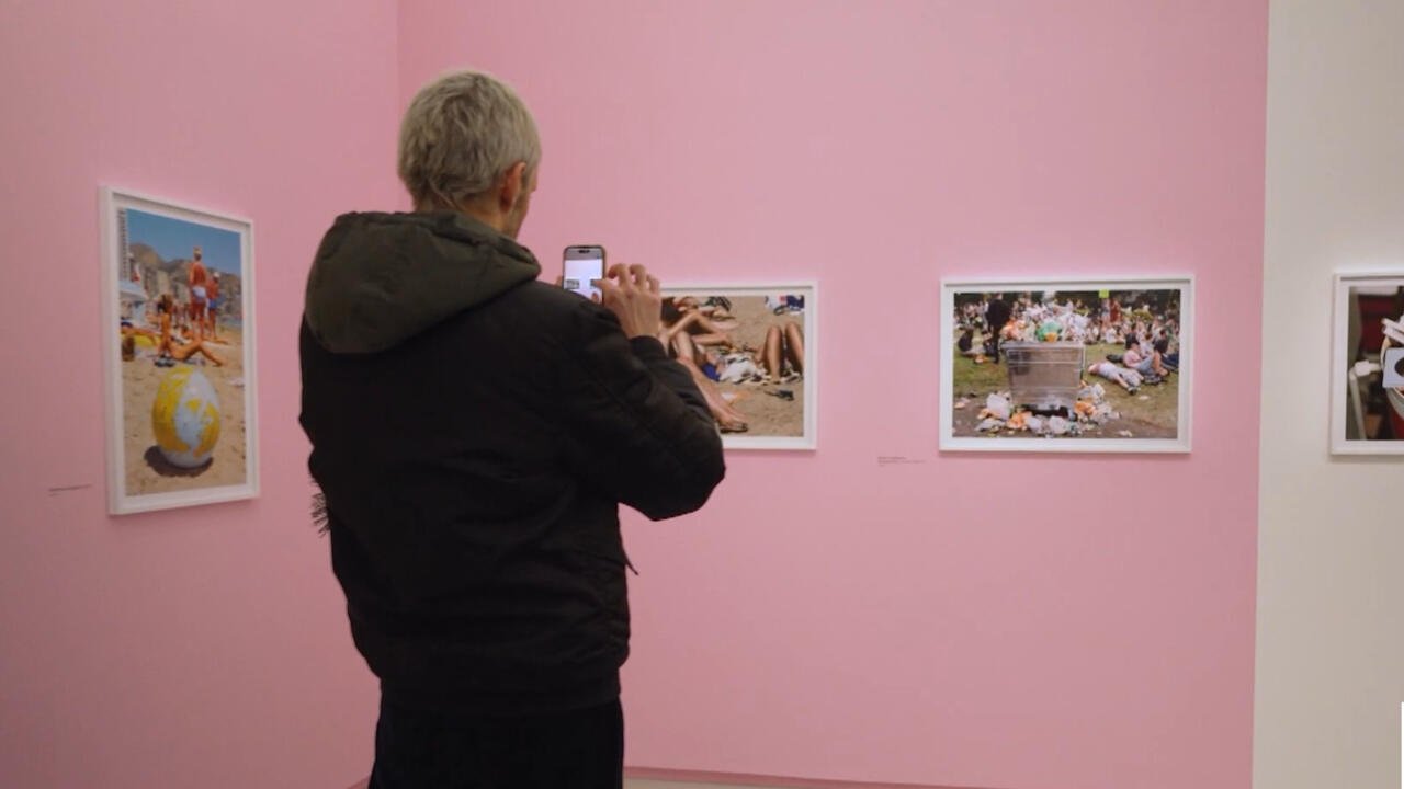 Llega a París la mirada ácida de Martin Parr: color, humor y crítica