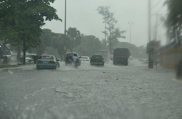 Llueve fuerte en Capital y otras zonas RD debido a una vaguada