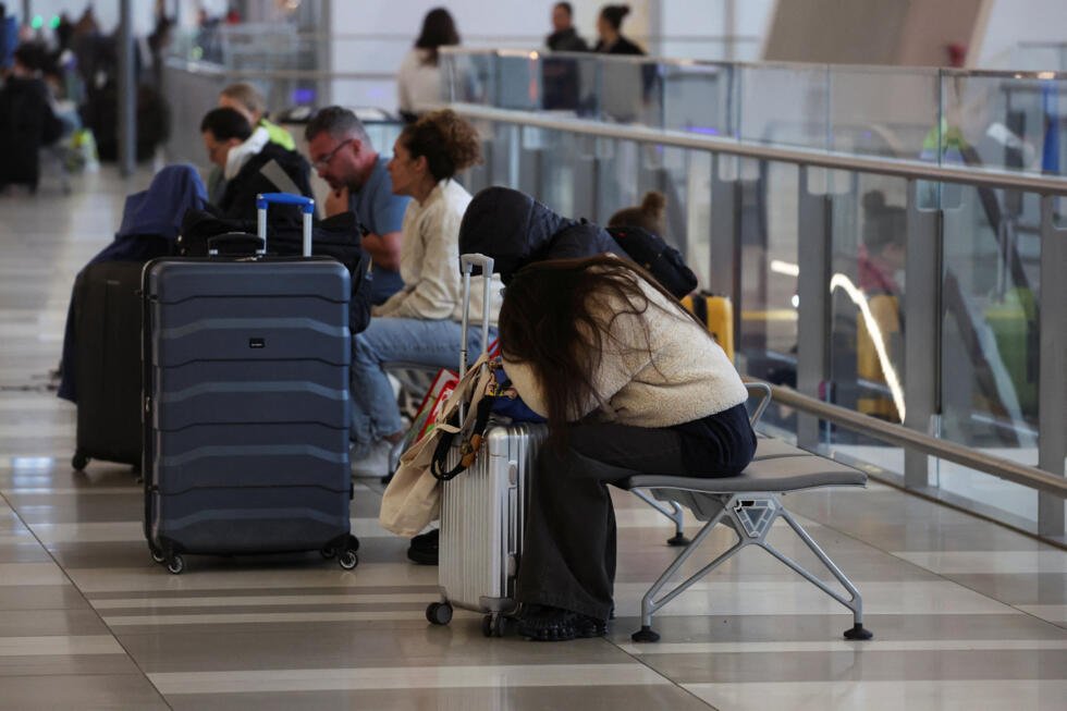 Varias personas permanecen sentadas en la Terminal B del Aeropuerto LaGuardia, tras la colisión de un avión de Air Canada Express con un vehículo terrestre, en Queens, Nueva York, EE. UU., el 23 de marzo de 2026.