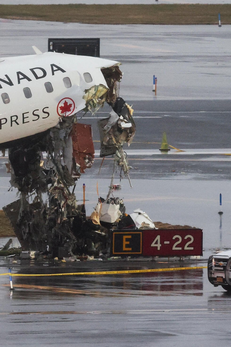 Restos de un avión de Air Canada Express dañado tras colisionar con un vehículo terrestre en el aeropuerto LaGuardia de Nueva York, en Queens, Nueva York, EE. UU., 23 de marzo de 2026.