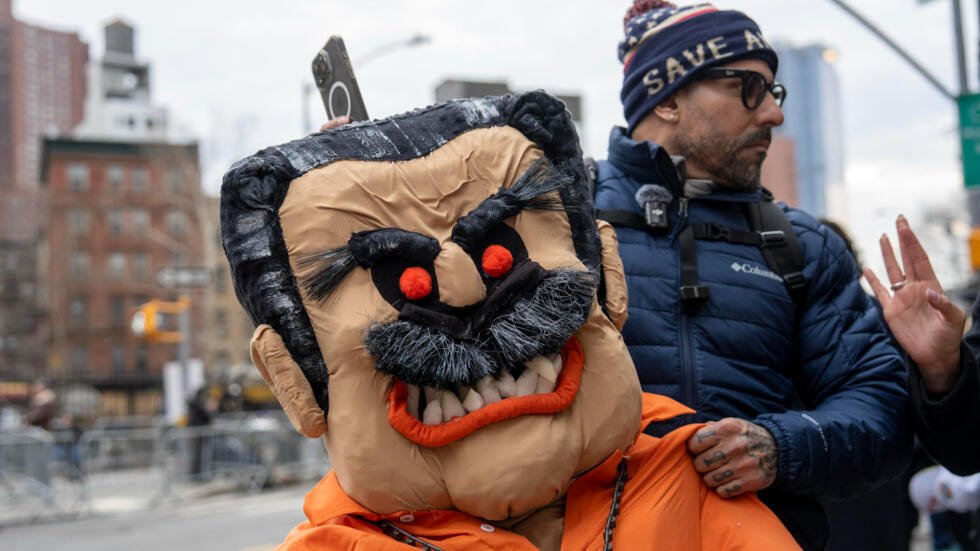 Una hombre sostiene un muñeco alusivo al depuesto presidente de Venezuela, Nicolás Maduro, durante una manifestación este 26 de marzo, frente a un tribunal federal de Nueva York, EE. UU.