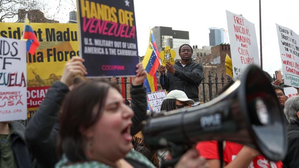 Manifestantes protestan a favor de Nicolás Maduro frente al tribunal federal de Manhattan antes de una audiencia preliminar en el caso de narcotráfico contra el expresidente venezolano, el 26 de marzo de 2026, en Nueva York.