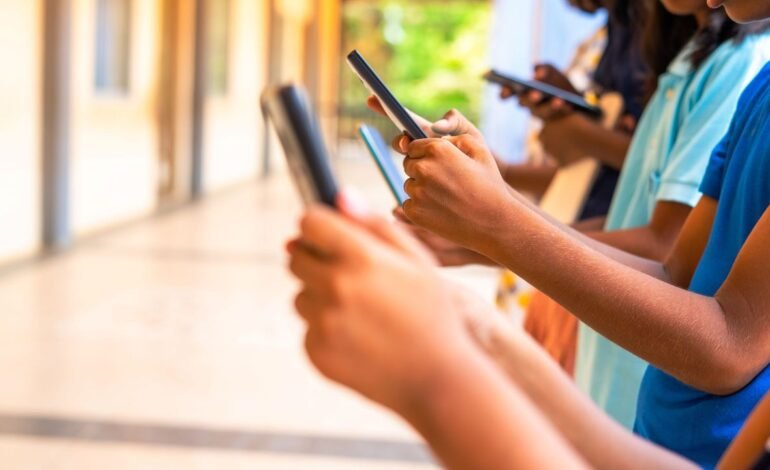 Más de 370 expertos alertan que la verificación de edad en línea no es efectiva y pone en riesgo la privacidad