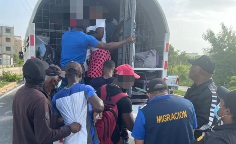 Migración deportó a casi mil haitianos ilegales en 24 horas