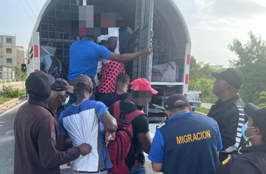 Migración deportó a casi mil haitianos ilegales en 24 horas