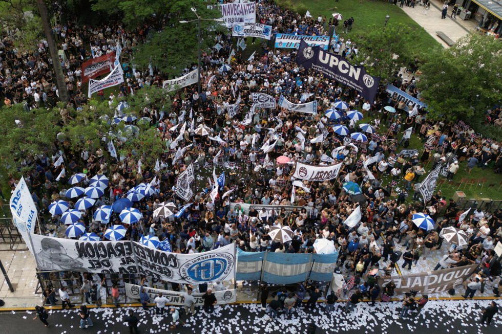 Manifestación contra una reforma laboral promovida por el presidente argentino Javier Milei frente al Palacio de Justicia de Buenos Aires, el 24 de febrero de 2026.