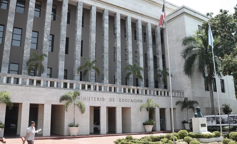 Ministerio de Educación rechaza paros injustificados de docentes