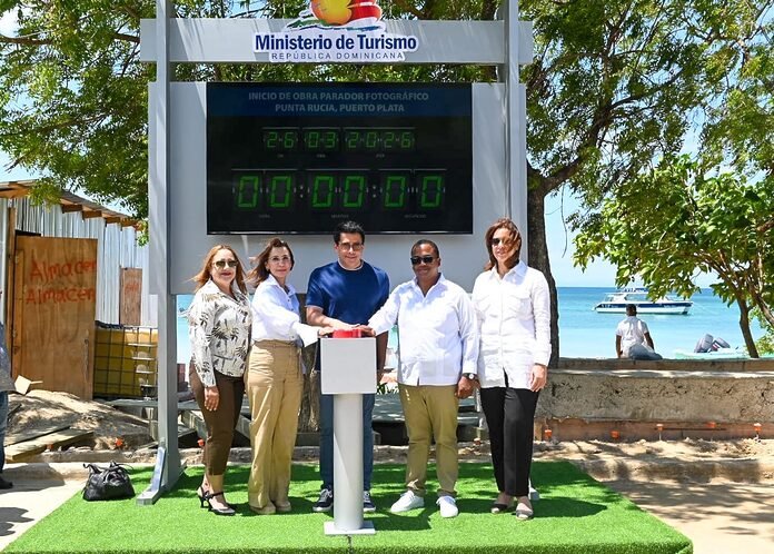 Ministro Collado deja iniciada obra en la playa de Punta Rucia, Puerto Plata.