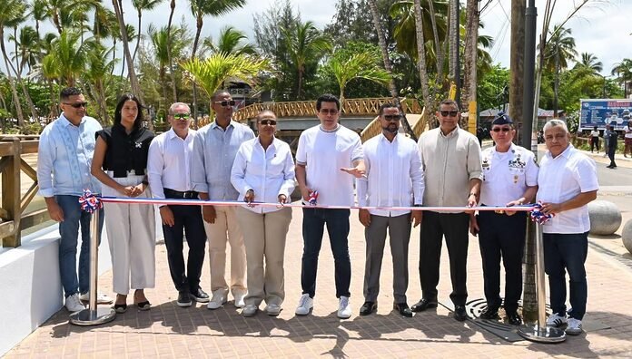 Ministro Collado entrega nueva pasarela peatonal en Las Terrenas