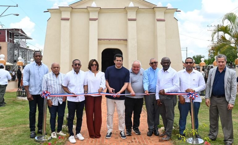 Ministro Collado inaugura obras en dos templos de Monte Plata