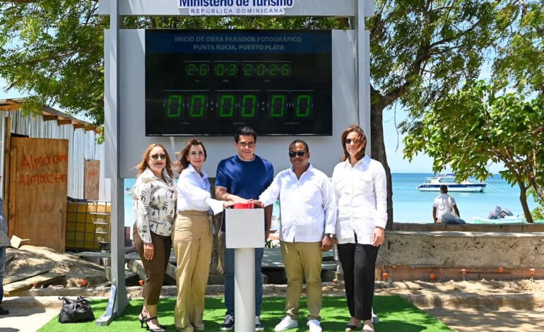 Ministro David Collado deja iniciada obra playa Punta Rucia