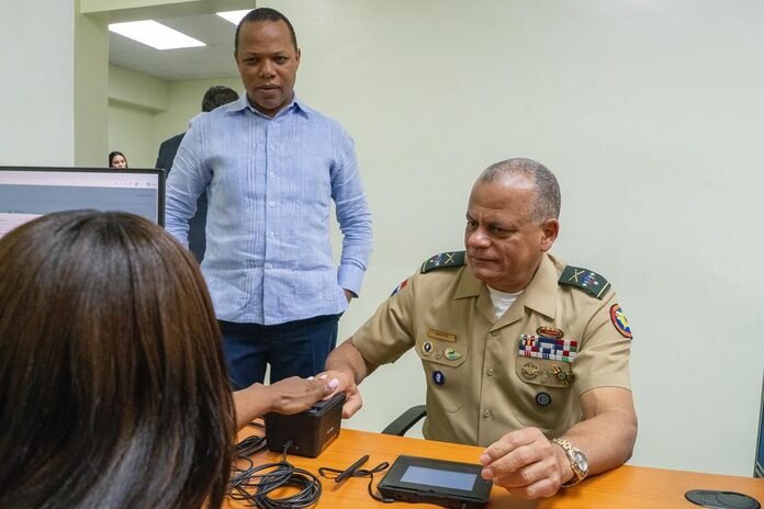 Ministro de Defensa destaca servicio y llama a militares a obtener la nueva licencia de conducir