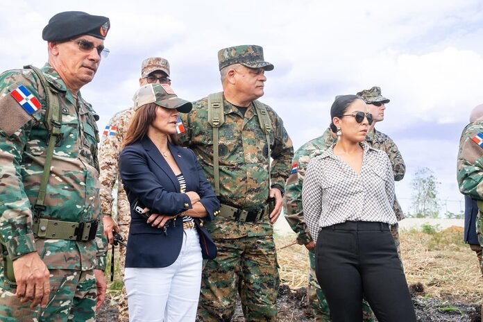 Ministro de Defensa y embajadora de Estados Unidos realizan recorrido por la zona fronteriza de Dajabón