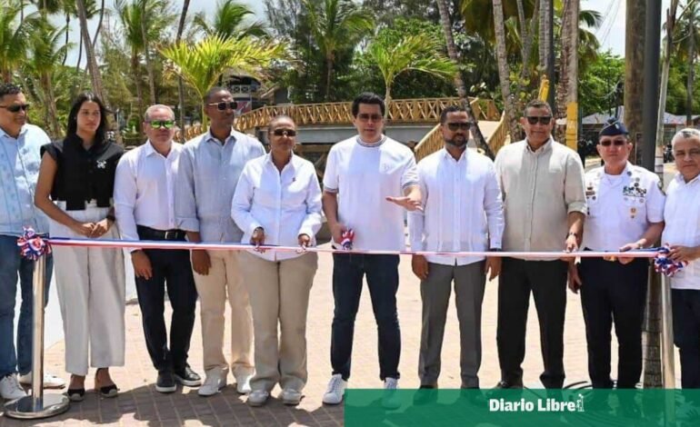 Ministro de Turismo entrega reconstruida pasarela peatonal en Las Terrenas