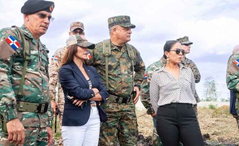 Ministro Defensa y Embajadora EEUU recorren zona fronteriza