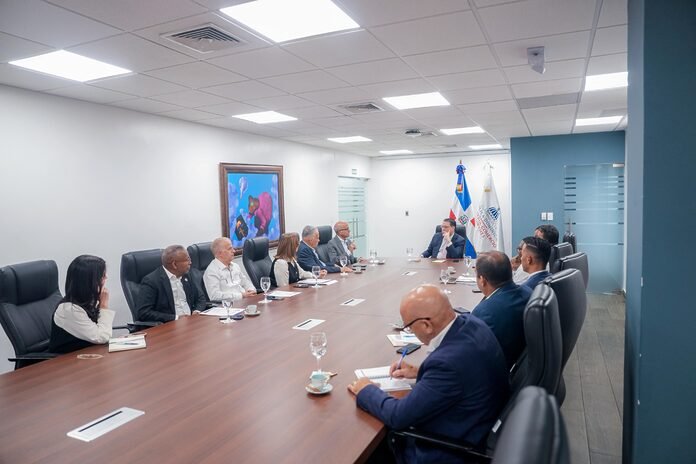 Ministro Sanz Lovatón lidera reunión con el sector provisiones para asegurar la cadena de suministro frente a la crisis en Medio Oriente