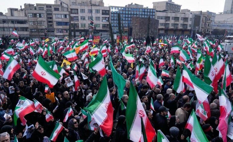 Multitudes abarrotan calles de Irán en apoyo al nuevo ayatolá