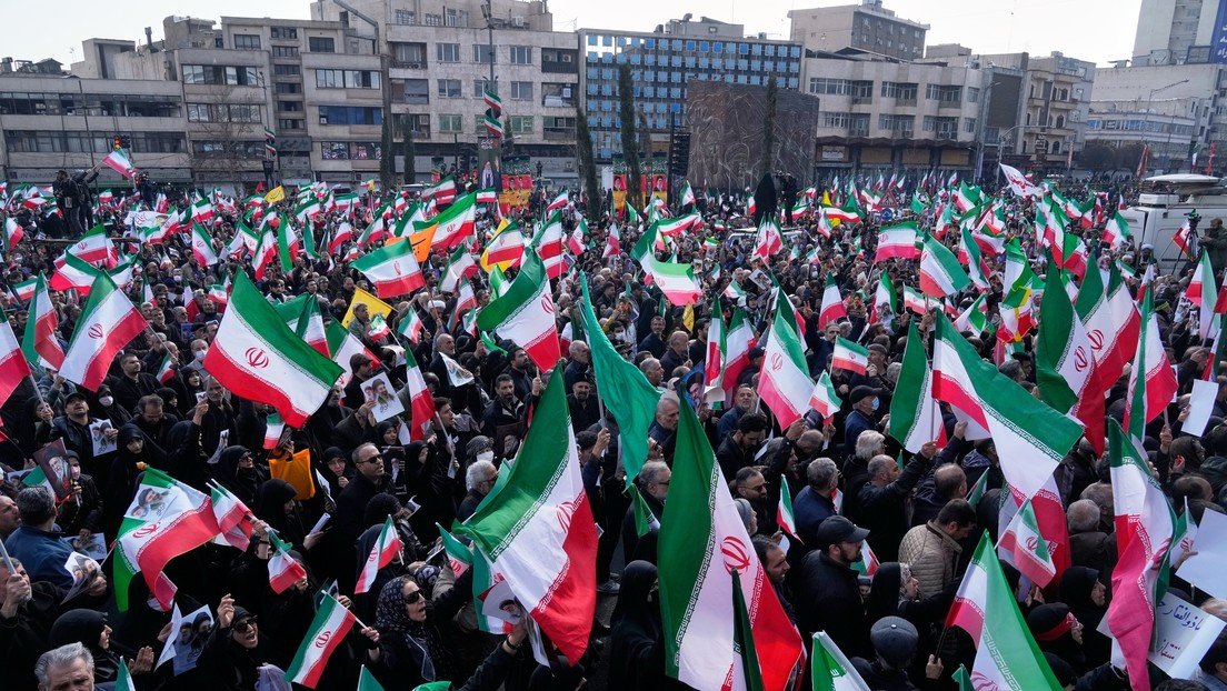 Multitudes abarrotan calles de Irán en apoyo al nuevo ayatolá