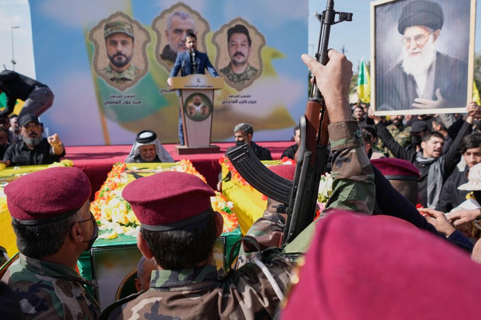 Miembros de las Fuerzas de Movilización Popular asisten al funeral de combatientes de Kataib Hezbolá, que murieron en un ataque aéreo estadounidense en la provincia de Babil, al suroeste de Bagdad, Irak, el 5 de marzo de 2026.