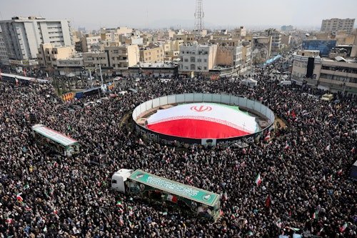 Nuevo líder supremo está “a salvo” pese a heridas, según Teherán; Irán amenaza con ataques a bancos en Medio Oriente