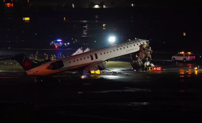 NY: Mueren pilotos en choque avión y un camión bomberos