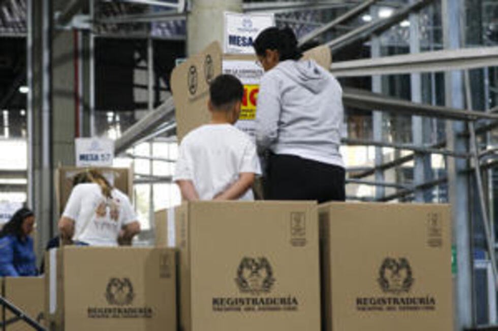 Ciudadanos asisten a votar para las elecciones legislativas y de consultas interpartidistas, este domingo 8 de marzo, en Medellín, Colombia.