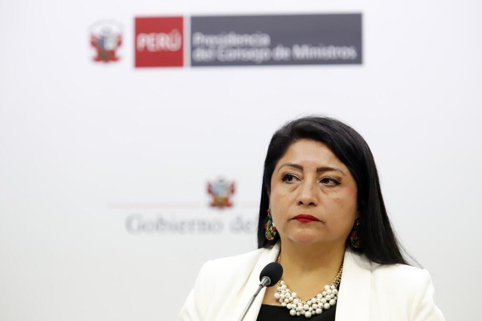 La presidenta del Consejo de Ministros de Perú, Denisse Miralles, habla en una rueda de prensa este martes, en Lima (Perú).