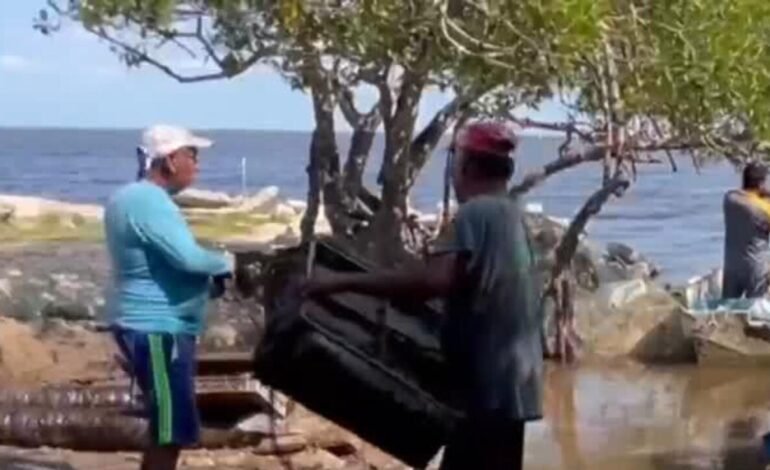 Pescadores en México temen contaminación tras incendio en la refinería Olmeca