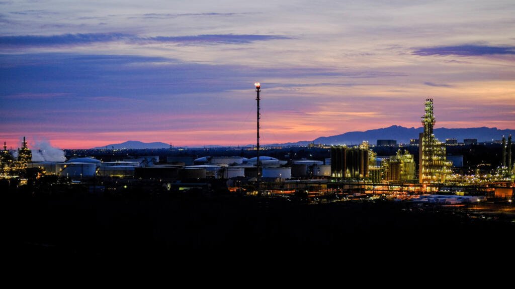 (Archivo) El complejo de refinería de petróleo de Repsol se ve cerca de Tarragona, España, el 13 de febrero de 2025. REUTERS/Nacho Doce/Foto de archivo